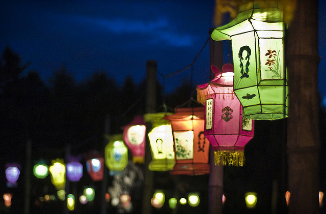 Des fils de lanternes, accrochés un peu partout dans les rues de Chine