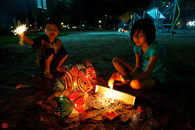 Les enfants se réjouissent avec leur lanterne à la main