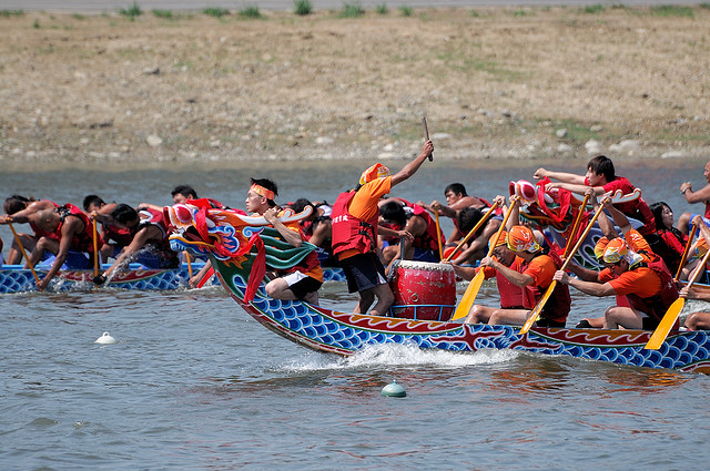 Des courses de bateaux animent les rivières de Chine pendant la fête