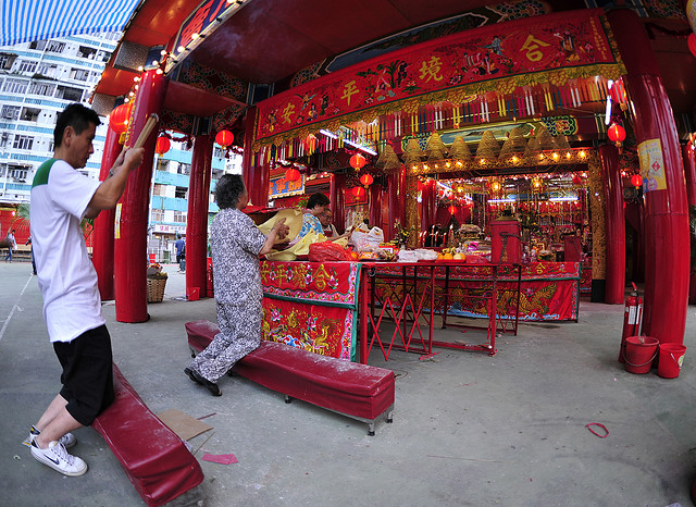 Les chinois se rendent aux pagodes et prient pour que les mauvais esprits partent en paix