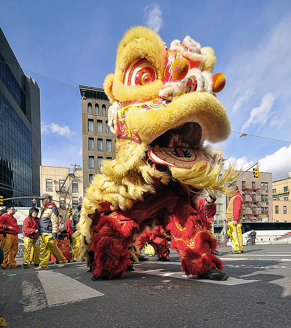 Spectacles de danse de dragons organisés dans les rues de Chine pour l'occasion