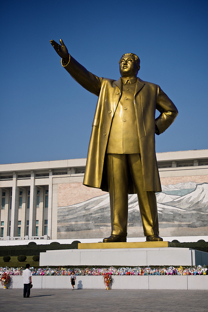 Immense statue de Kim Il-sung sur la place centrale