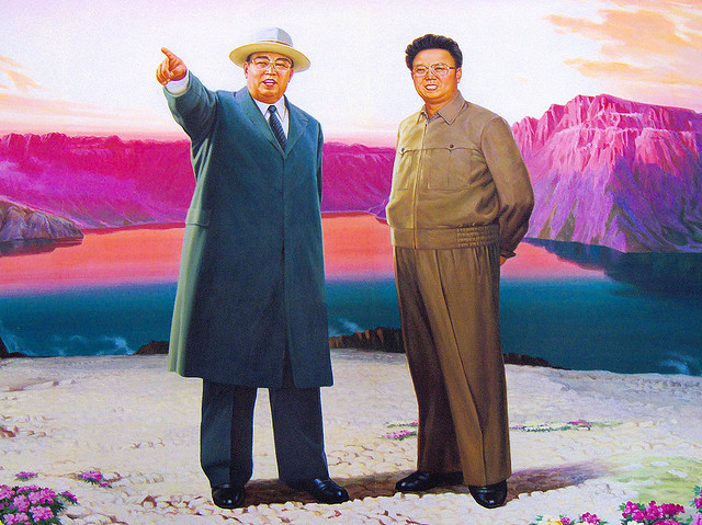Tableaux immenses dédiés à Kim Il-sung et à son fils sont partout