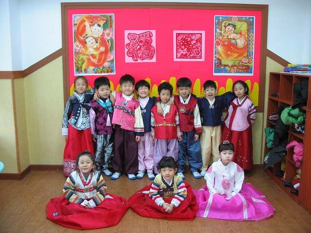 Enfants en jolies tenues pour le Nouvel An