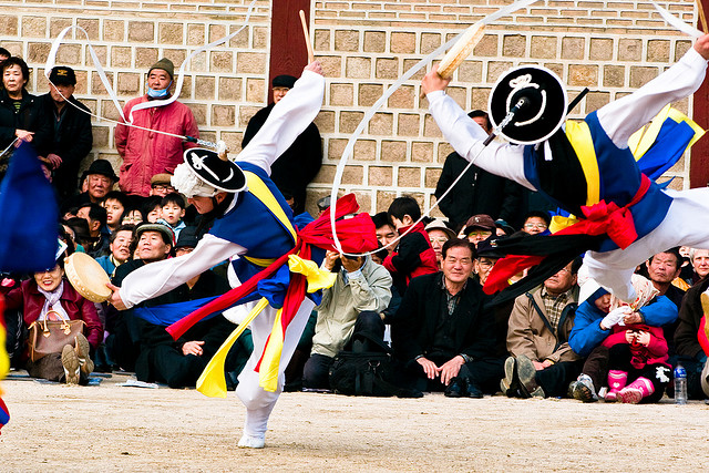 Spectacle de danse pendant le festival folklorique et d'arts traditionnels Baudeogi