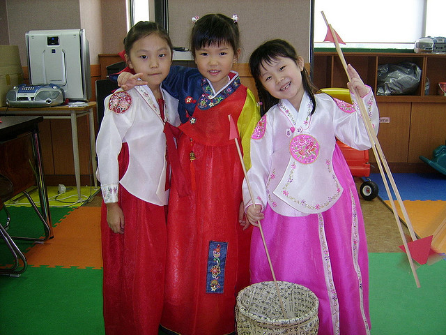 Enfants en Hanbok pour la fête Chuseok