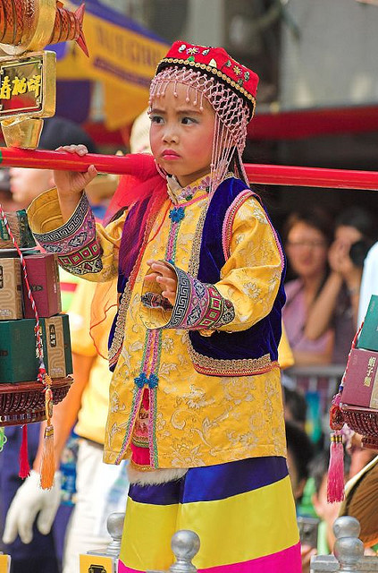 Des enfants en costumes traditionnels chatoyants