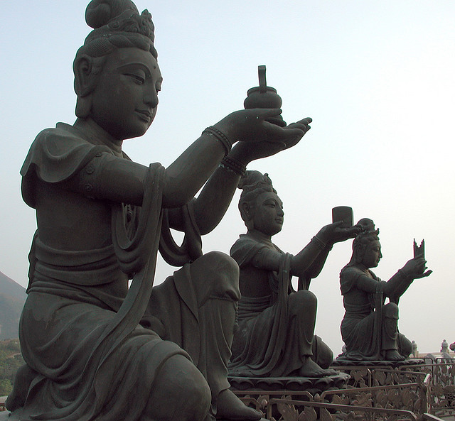 3 statues de bouddha en bronze, représentant son passé, son présence et son futur