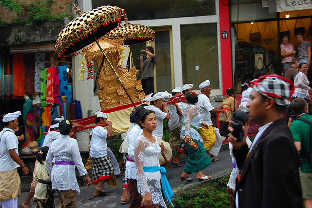 Parade pendant l'Odalan à Bali
