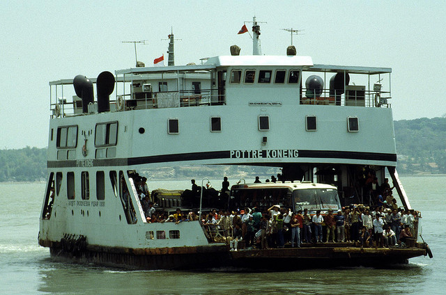 Un ferry transportant passagers et véhicules