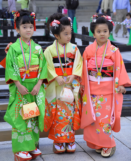 Les enfants de 3, 5 et 7 ans animent les rues avec leur plus belle tenue