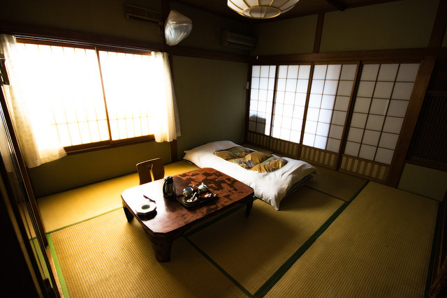 L'intérieur typique d'une chambre à coucher d'un Minshuku