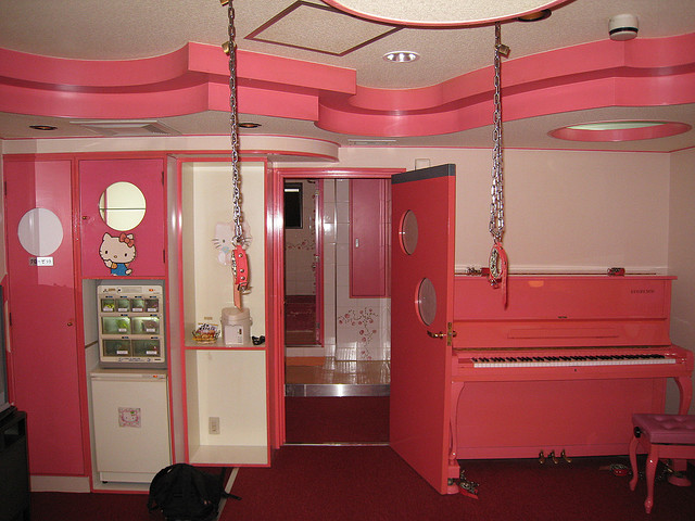 Chambre à thème Hello Kitty avec des menottes partout