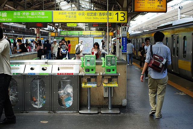Cabines de téléphone publiques dans une station de métro