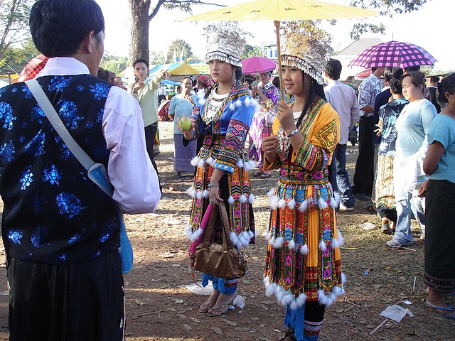 Jeunes filles Hmong en costumes traditionnels pour le Nouvel An