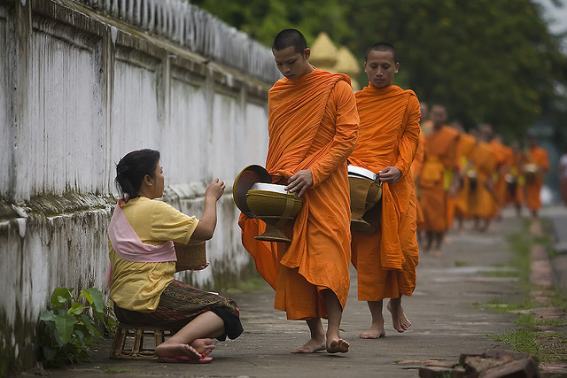 Les fidèles offrent du riz gluant lors de la procession des moines