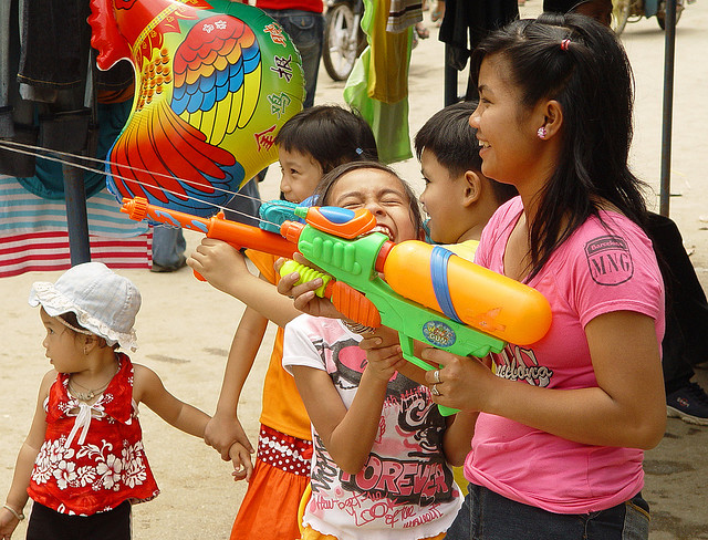 Des pistolets d’eau adoptés des enfants pendant la bataille d’eau du Nouvel An