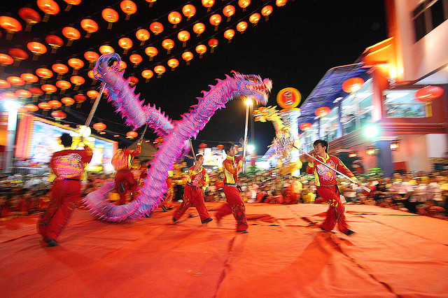 Spectacle de danse de dragon dans les rues