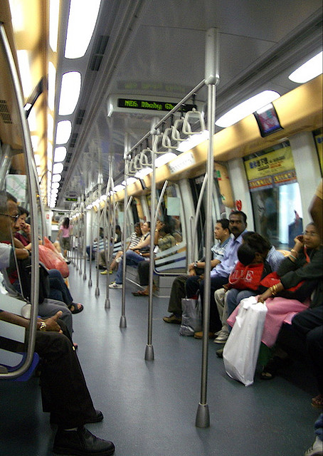 L'intérieur du métro de Singapour, propre et moderne