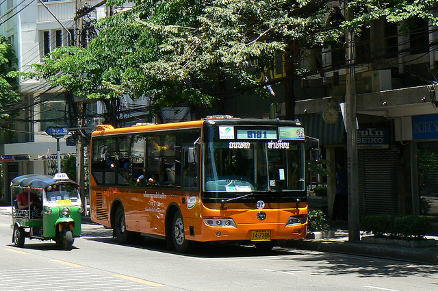 Bus de couleur orange-jaune