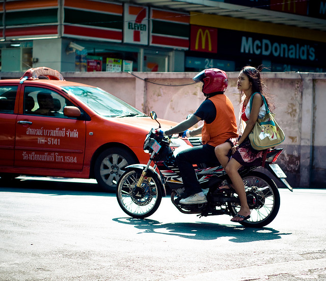 Chauffeur de moto-taxi portant une veste orange