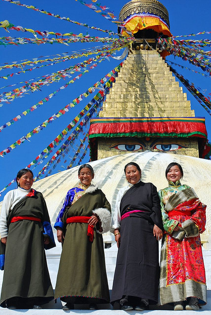 Les tibétains sont vêtus de leurs plus beaux costumes pour le Nouvel An