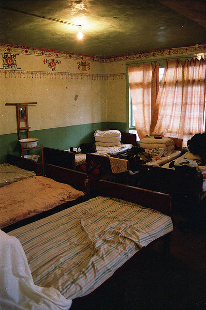 Chambre à plusieurs lits dans un hôtel bon marché