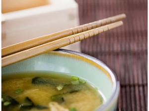 Recette Soupe miso aux pousses de soja et aux pois gourmands 