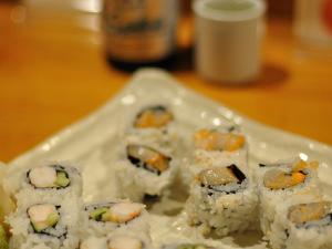 Recette Sushi Maki inversé (California roll) crevettes-avocat-concombre 