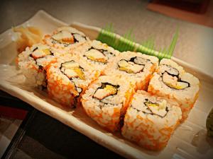 Recette Sushi Maki inversé (California roll) crevettes-avocat-concombre-oeufs de poisson 