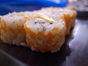 Recette Sushi Maki inversé (California roll) saumon cuit-avocat-oeufs de poisson 
