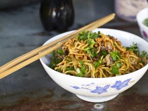 Recette Nouilles chinoises sautées aux légumes et à l'escalope de dinde 