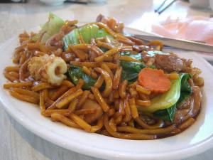 Nouilles chinoises sautées aux légumes et au calamar
