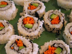 Recette Sushi Maki inversé (California roll) végétarien avocat-concombre-carotte 