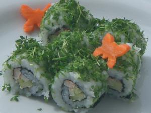 Recette Sushi Maki inversé (California roll) thon cuit-avocat-concombre-herbes 