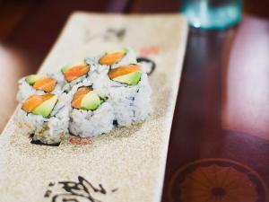 Sushi Maki inversé (California roll) saumon-avocat-graines germées