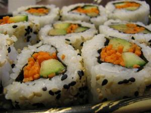 Recette Sushi Maki inversé (California roll) avocat-concombre-carotte-graines germées 