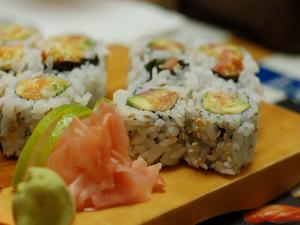 Recette Sushi Maki inversé (California roll) thon cuit-avocat-graines germées 