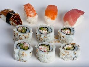 Recette Sushi Maki inversé (California roll) surimi-avocat-graines germées 