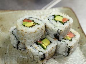 Recette Sushi Maki inversé (California roll) saumon-avocat-herbes 