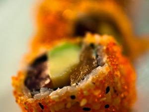 Sushi Maki inversé (California roll) saumon fumé-avocat-oeufs de poisson