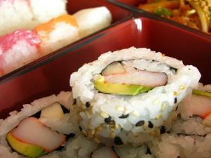 Recette Sushi Maki inversé (California roll) surimi-avocat-oignon 