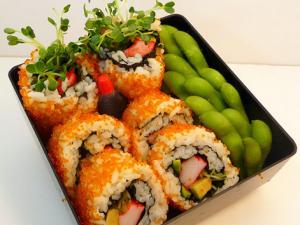 Recette Sushi Maki inversé (California roll) surimi-avocat-oeufs de poisson 