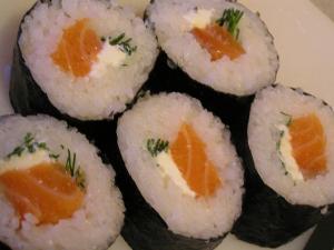 Recette Sushi Maki saumon fumé - fromage - ciboulette 