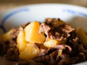 Recette Mijotée de pommes de terre à la viande de porc 