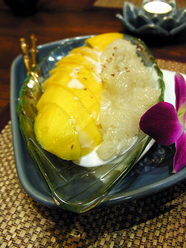 Mangue au riz gluant crème de coco et sésame (khao neow mamuang) facile :  découvrez les recettes de Cuisine Actuelle