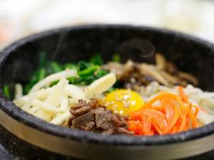 Recette Bol de riz au boeuf et aux légumes sautés à la façon coréenne Bimbimbap 