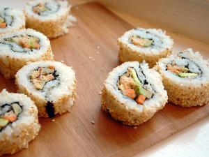 Recette Sushi Maki inversé (California roll) saumon cuit-avocat-concombre 
