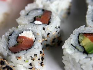 Sushi Maki inversé (California roll) saumon-fromage