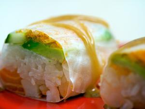 Recette Sushi Maki galette de riz - thon - avocat - concombre (sans algue) 